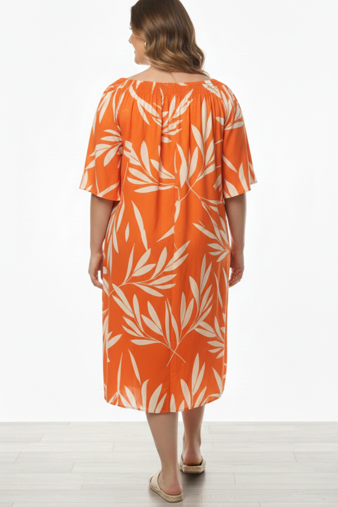 Vestido Plus Size Ombro a Ombro Viscose e Linho Estampa Folhagem Laranja - Imagem 3