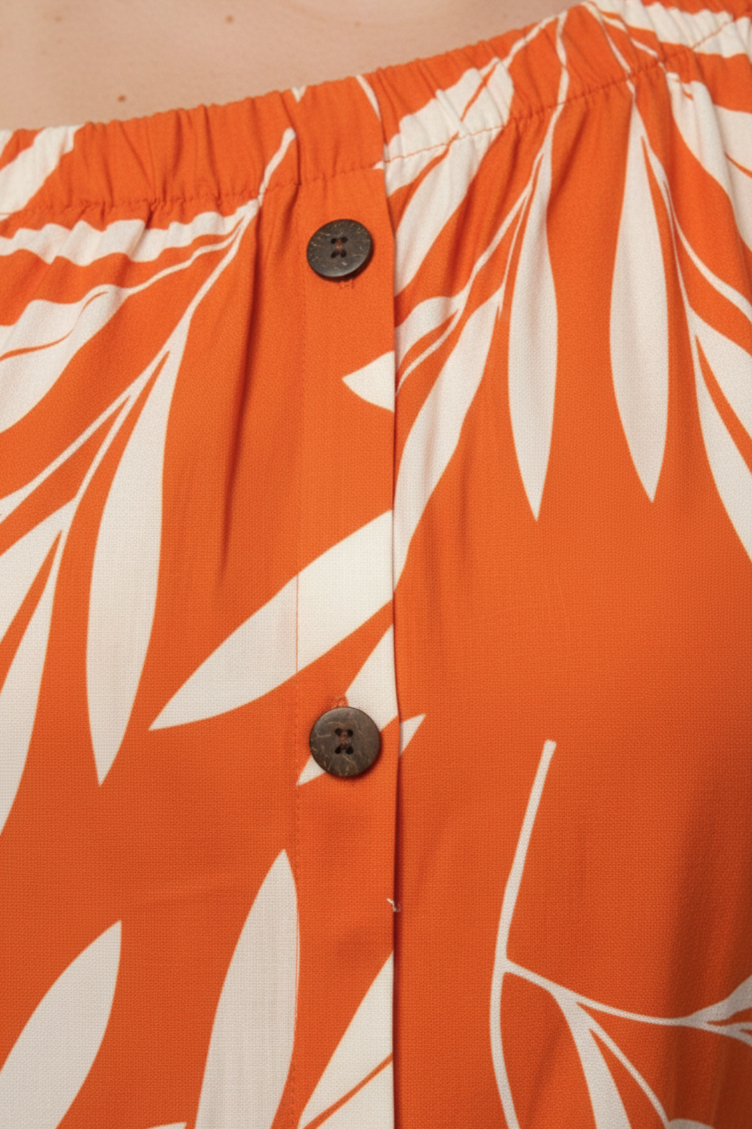Vestido Plus Size Ombro a Ombro Viscose e Linho Estampa Folhagem Laranja - Imagem 4